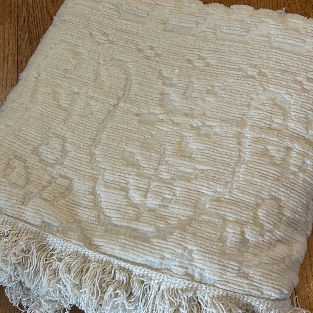 Vtg Cottagecore Chenille Pattern Bedspread Full Size White Fringe Blanket Granny